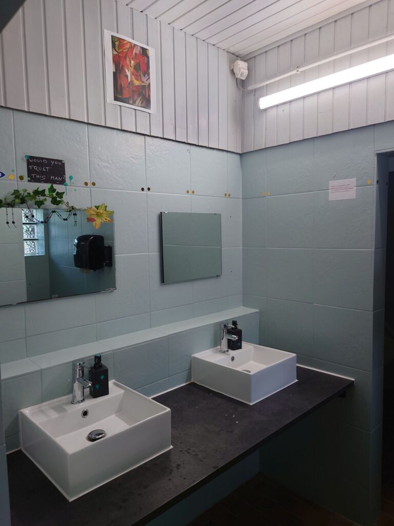 Waschbecken im Sanitärgebäude