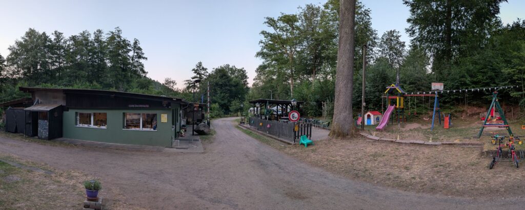 Eingangsbereich des Campingplatzes mit Spielplatz